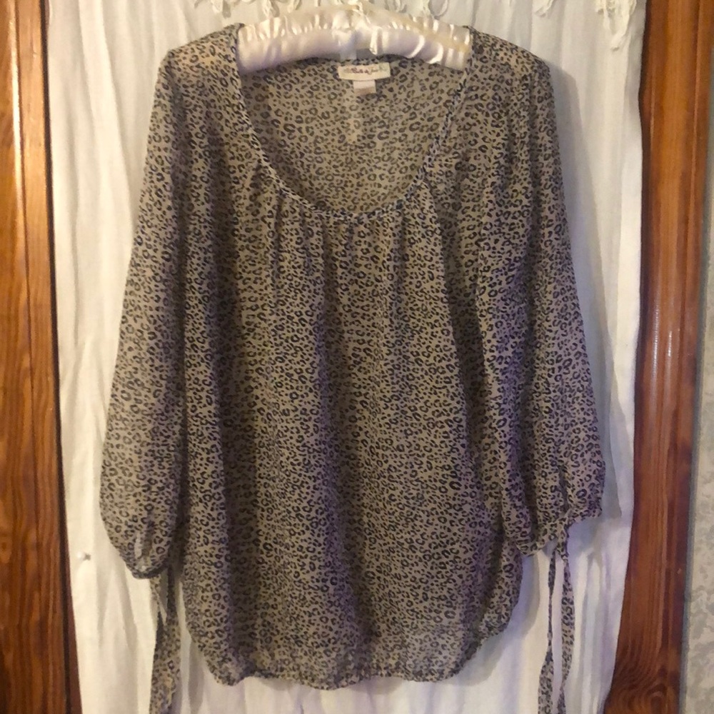 Light weight material, flows nice over shoulders and mid section. Size L.